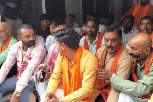 पडरौना : राशन दुकान के चयन को लेकर ब्लॉक परिसर में हंगामा