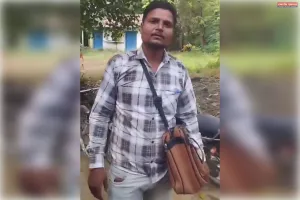 पिता की जगह डाक वितरण करता मिला पुत्र