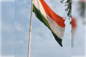 स्वतंत्रता दिवस के बाद भी खंड विकास कार्यालय में लहरा रहा जर्जर तिरंगा