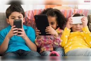 बच्चों के हाथ में मोबाइल बढ़ा तो बचपन हुआ डिजिटल 