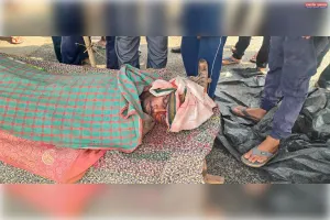 ट्रैक्टर की चपेट में आने से बाइक सवार युवक की मौत