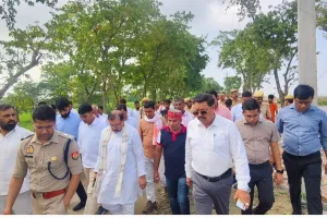 कुशीनगर : चैनपट्टी खालवा में डीएम-एसपी ने लिया बाढ़ और बांध की स्थिति का जायजा