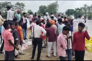 कुशीनगर : गंडक की बाढ़ ने मचाई तबाही, रात में टूटा एपी तटबंध