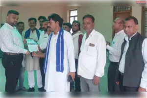 सांसद चंद्रशेखर आजाद से कथित दुर्व्यवहार के विरोध में भीम आर्मी ने सौंपा ज्ञापन