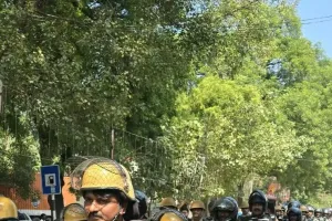 नवरात्र के दृष्टिगत शांति, सुरक्षा एवं कानून व्यवस्था बनाये रखने हेतु थाना बाजार शुक्ल पुलिस द्वारा थानाक्षेत्र में पुलिस बल के साथ फ्लैग मार्च किया गया