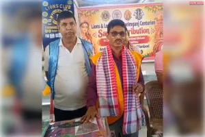 शारदीय दुर्गोत्सव से पहले लायंस क्लब सेंचुरियन और आनंदपुर कालीमाता मंदिर समिति की पहल, 500 से अधिक जरूरतमंदों में वस्त्र वितरण
