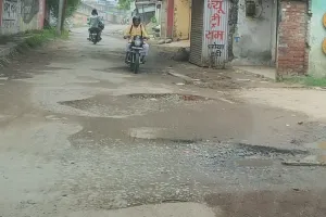 रामादेवी पुल के नीचे सनिगवां रोड पर‘गड्ढों का जाल’, रोज हजारों राहगीरों की जान जोखिम में