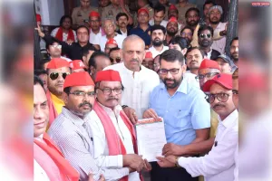 कानपुर में कलेक्ट्रेट पर सपाइयों का हल्लाबोल, CEC पर गंभीर आरोप लगाकर राष्ट्रपति के नाम सौंपा ज्ञापन