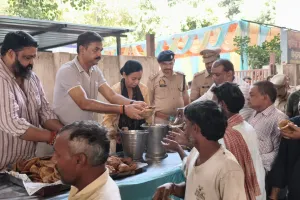 नवरात्रि की नवमी पर पुलिस अधिकारियों ने बांटा प्रसाद, सेवा और सद्भाव का दिया संदेश