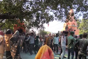 मां की विदाई पर नम हुई आंखें, गूंजे जयकारे, सिधौल में तालाब में हुआ बिसर्जन