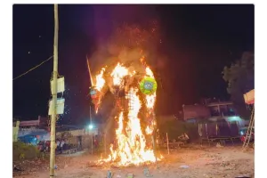 घाटमपुर में रात दस बजे 25 फ़ीट रावण का दहन