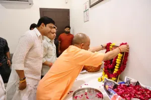 बिठूर में भावुक क्षण: सीएम योगी ने विधायक अभिजीत सिंह सांगा की दिवंगत मां को दी श्रद्धांजलि