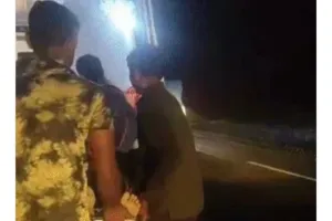 टृक से टकराकर बाइक बस से भिंडी, गड्ढे में गिरी, बाइक चालक की हालत गंभीर