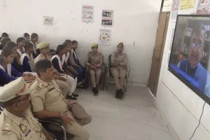 साइबर ठगी से बचाव का पाठ पढ़ा रही पुलिस, मिशन शक्ति के तहत छात्र-छात्राओं को किया जागरूक