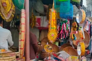 करवा चौथ की रौनक, बाजार गुलजार सुहागिनों में उत्साह, खरीदारी को उमड़ीं महिलाएं