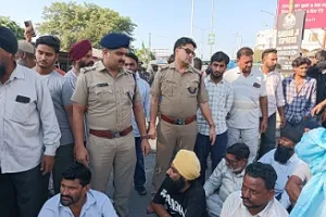 धान खरीद में अव्यवस्था पर भड़के किसान, हाईवे जाम कर किया प्रदर्शन