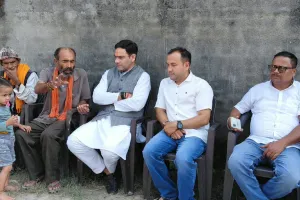मृतक सूरज कोरंगा के घर पहुंचे कैबिनेट मंत्री सौरभ बहुगुणा, परिजनों को बंधाया ढांढस