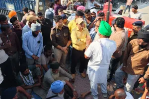 धान खरीद नहीं होने पर किसानों का गुस्सा फूटा, पांच घंटे पीलीभीत हाईवे जाम
