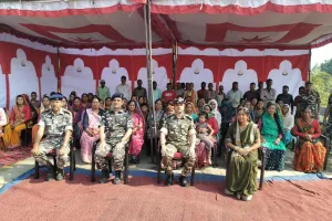 वाइब्रेंट विलेज कुमराहा में एसएसबी ने वितरित की कुर्सियां और मेजें