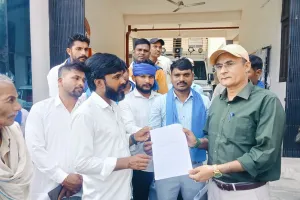 आवारा पशुओं की समस्या को लेकर एसडीएम कार्यालय में तालाबंदी, 