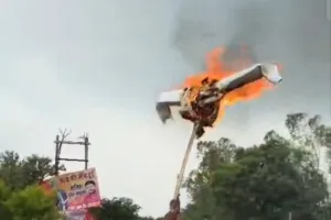 हाउस अरेस्ट के बीच अम्बेडकर चौराहे पर फूंका मुख्य चुनाव आयुक्त का पुतला
