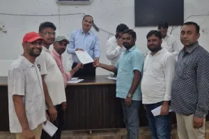इटवा में लेखपाल संघ आठ सूत्रीय ज्ञापन मुख्यमंत्री के नाम उपजिलाधिकारी को  सौंपा
