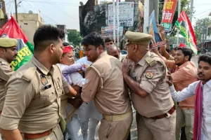 सपा कार्यकर्ताओं ने किया प्रदर्शन,  मुख्य चुनाव आयुक्त ज्ञानेश कुमार का पूतला फूंका