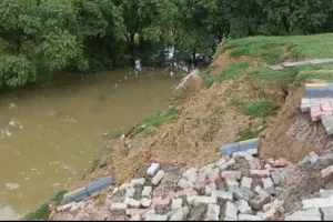 बाढ़ के पानी के चलते पेट्रोल पंप का बाउंड्रीवॉल गिरा