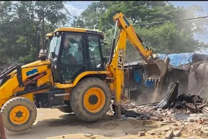 सिद्धार्थनगरः उसका बाजार रेलवे स्टेशन के पास अवैध दुकानों पर चला रेलवे प्रशासन का बुल्डोजर