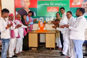 सपा कार्यालय में मनाई गई कांशीराम की पुण्यतिथि, दी गई श्रद्धांजलि