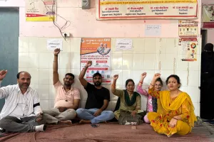 इटवा में संविदा स्वास्थ्य कर्मचारियों का धरना जारी, मांगों को लेकर दो घंटे कार्य बहिष्कार