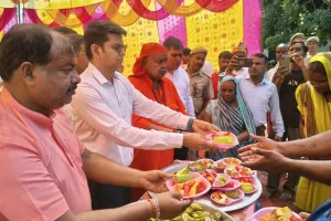 शक्तिपीठ मां पल्टादेवी  के  दर्शन कर  जिलाधिकारी ने भक्तों में बांटा प्रसाद