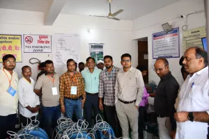 सिद्धार्थनगर में ईवीएम की जांच का जिलाधिकारी ने किया निरीक्षण