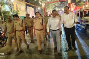 दुर्गा पूजा दशहरा को लेकर प्रशासन अलर्ट, डीएम-एसएसपी ने किया पैदल ग्रस्त