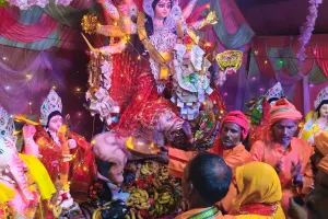 मां  का  पट खुलते ही उमड़ी श्रद्धालुओं की भीड़