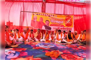 इटवा में आयोजित हुआ फलाहार कार्यक्रम