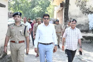 शिक्षक एमएलसी चुनाव को लेकर डीएम - एसएसपी ने किया मतदान केंद्र का निरीक्षण, दिए निर्देश