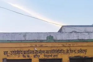 सहकारी समितियों के सचिवों व कर्मचारियों के हड़ताल के चलते,खाद के लिए भटक रहे किसान,  सहकारी समितियों पर लटके ताले
