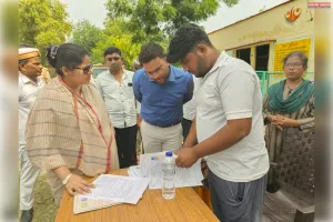 जिलाधिकारी ने सदर तहसील और करनैलगंज के पांच मतदेय स्थलों का किया निरीक्षण