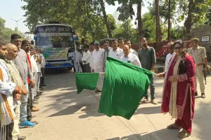 जिलाधिकारी ने किसानों के शैक्षिक भ्रमण दल को हरी झण्डी दिखाकर किया रवाना