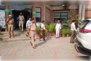 पी ई टी परीक्षा को लेकर डीएम और एसएसपी ने परीक्षा केंद्रों का किया निरीक्षण
