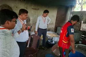 मिठाई निर्माण इकाई पर खाद्य सुरक्षा विभाग की छापेमारी, 85 किलो खराब चमचम नष्ट