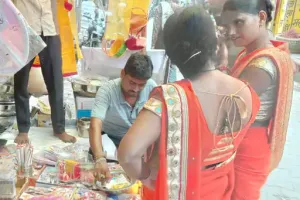 जन्माष्टमी से पहले बाजारों में रौनक, ठाकुर जी की पोशाकों और मुकुट की बढ़ी मांग