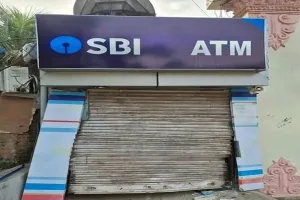 देवघर में गैस कटर से SBI ATM काटकर ले गए चोर, कार में लादकर फरार