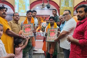 ऑपरेशन सिंदूर की तर्ज पर बनाने वाले कारीगरों व लाइट के कारीगरों का हनुमान मंदिर समिति ने किया सम्मानित