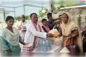 फैजुल्लागंज में बाढ़ प्रभावितों की मदद के लिए आगे आए पूर्व पार्षद जगलाल यादव