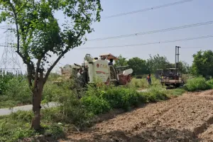 संकरी सड़क पर ग्रामीणों की सूझबूझ से यातायात सुचारू