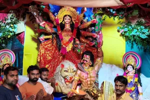 कुशीनगर : मां दुर्गा के पट खुलते ही जयकारों से गूंज उठा जंगल बनबीरपुर का दुर्गा पंडाल