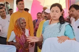 दुईजी देवी से मिलते ही भावुक हुईं पूर्व IAS दिव्या मित्तल, गले लगकर छलक पड़े आंसू; वायरल हुआ वीडियो