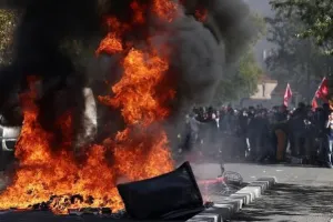 स्कूल में पंखे नहीं, कंप्यूटर भी बेकार', फ्रांस में सड़कों पर उतरे छात्र, शिक्षक भी करेंगे हड़ताल